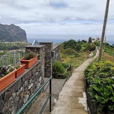 Dom wakacyjny House In The Montain Casa Do Cabeco